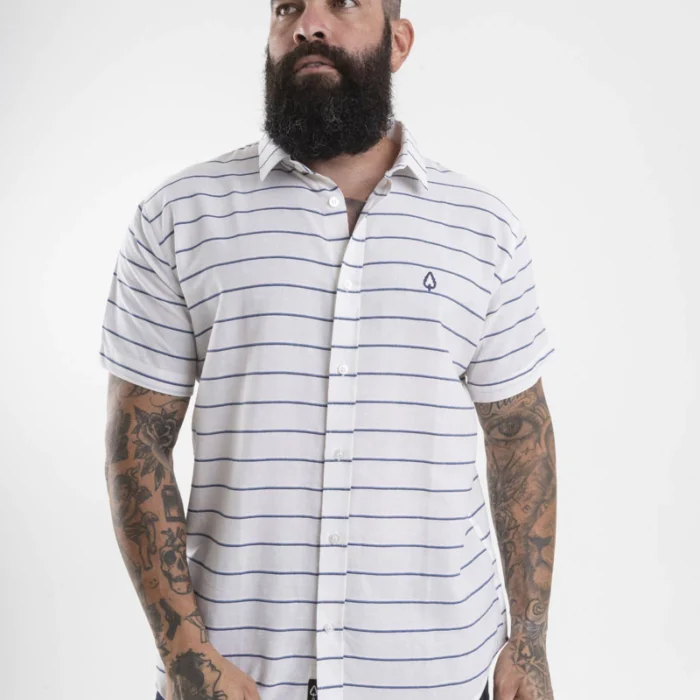 CAMISA MANGA CURTA LISTRADA NAUTICAL BRANCA COM LISTRAS AZUL MARINHO