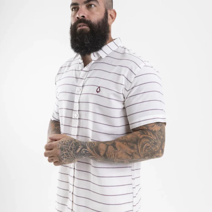 CAMISA MANGA CURTA LISTRADA NAUTICAL BRANCO COM LISTRAS VERMELHAS