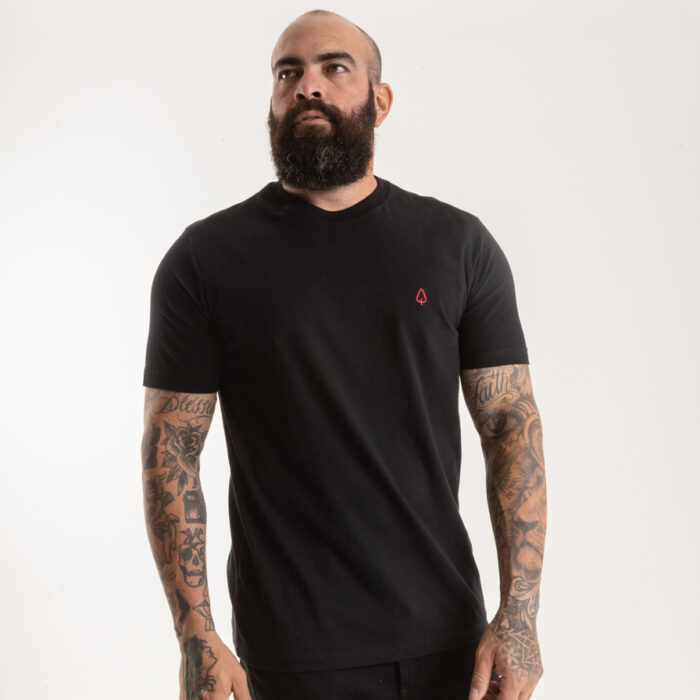 CAMISETA ESSENTIAL SOFTNESS PRETA LOGO VERMELHO
