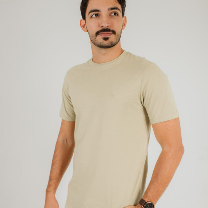 CAMISETA ESSENTIAL BEGE CLARO - LOGO BORDADA