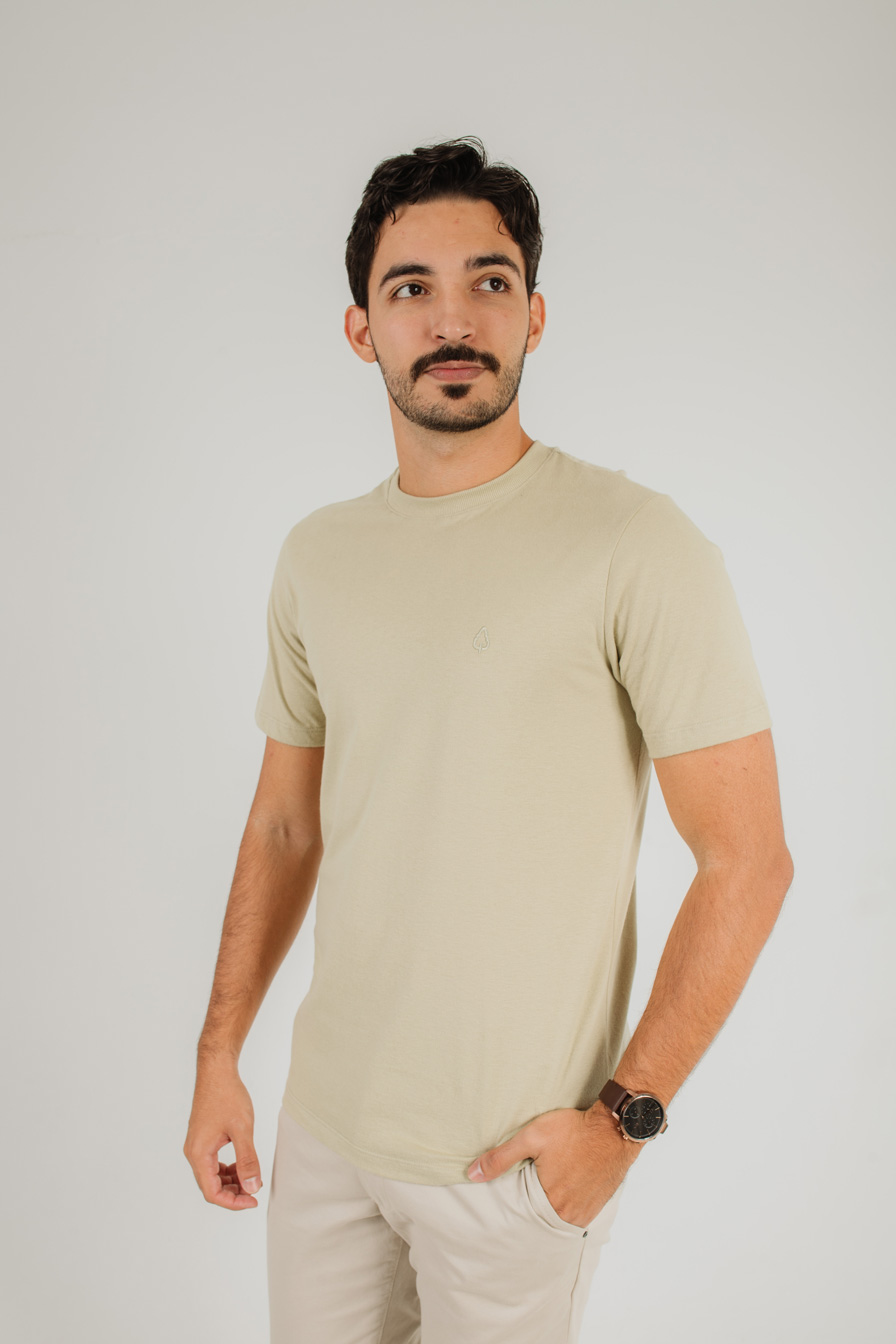 CAMISETA ESSENTIAL BEGE CLARO – LOGO BORDADA