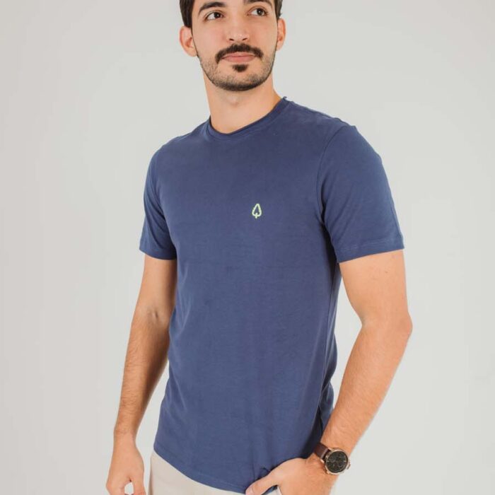 CAMISETA ESSENTIAL BORDADA AZUL MARINHO