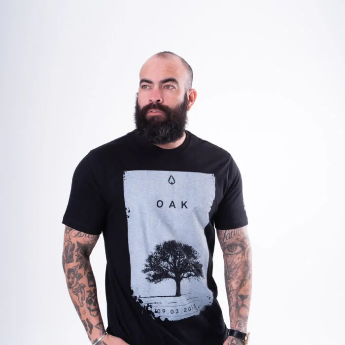 CAMISETA ESTAMPADA LONG PRETA BEST SELLER OAK TREE