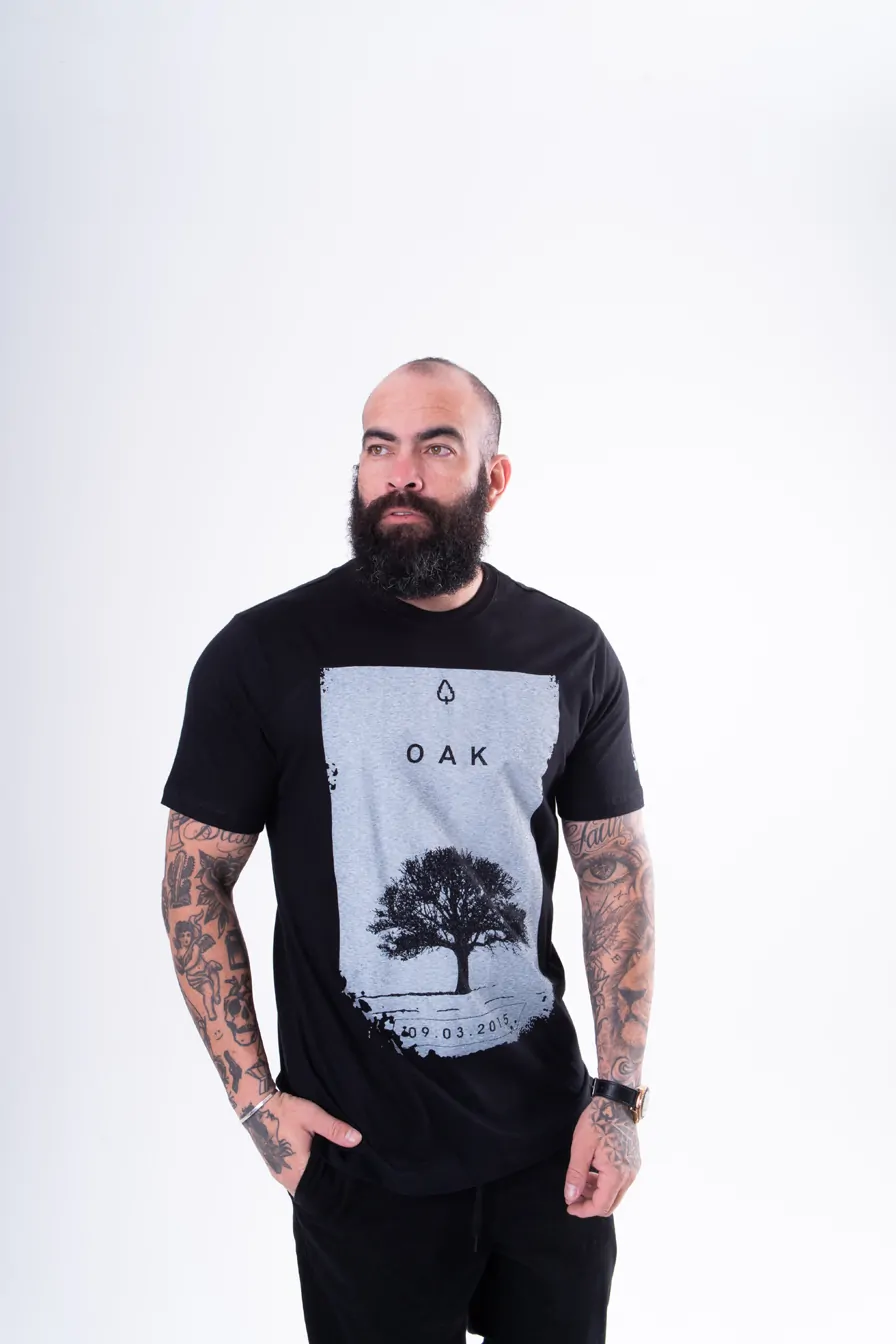 CAMISETA ESTAMPADA LONG PRETA BEST SELLER OAK TREE