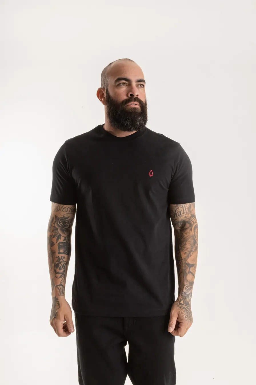 CAMISETA ESSENTIAL SOFTNESS PRETA LOGO VERMELHO - Imagem 2
