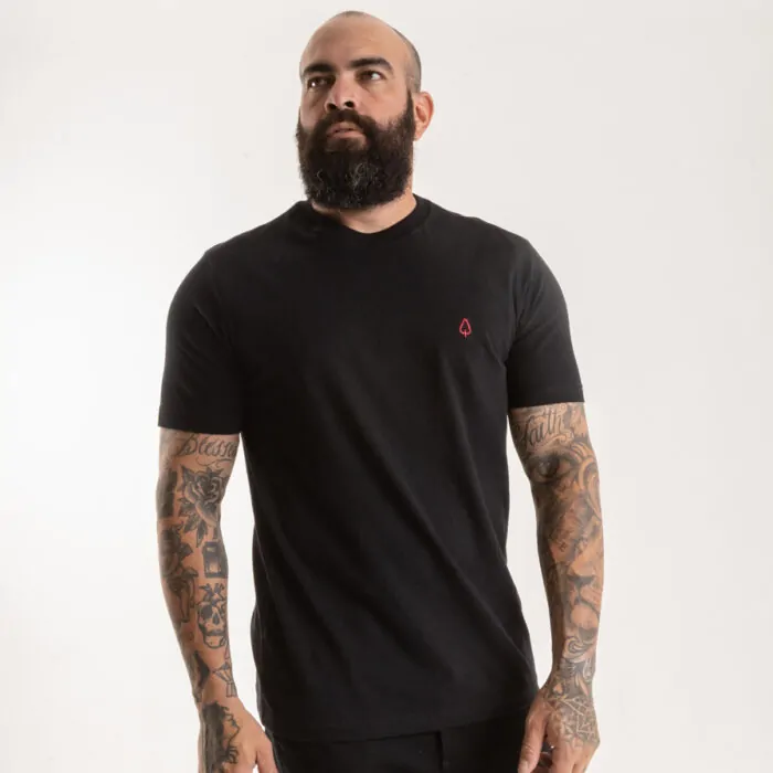 CAMISETA ESSENTIAL SOFTNESS PRETA LOGO VERMELHO